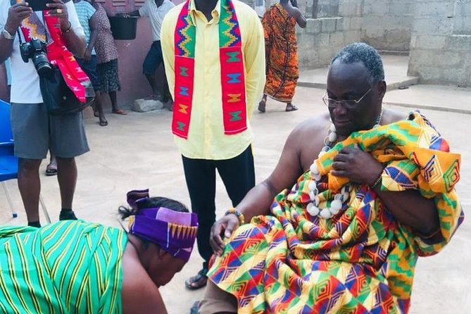 Bonwire Namimg Ceremony and Kente Tourist Center - Trying the loom yourself
