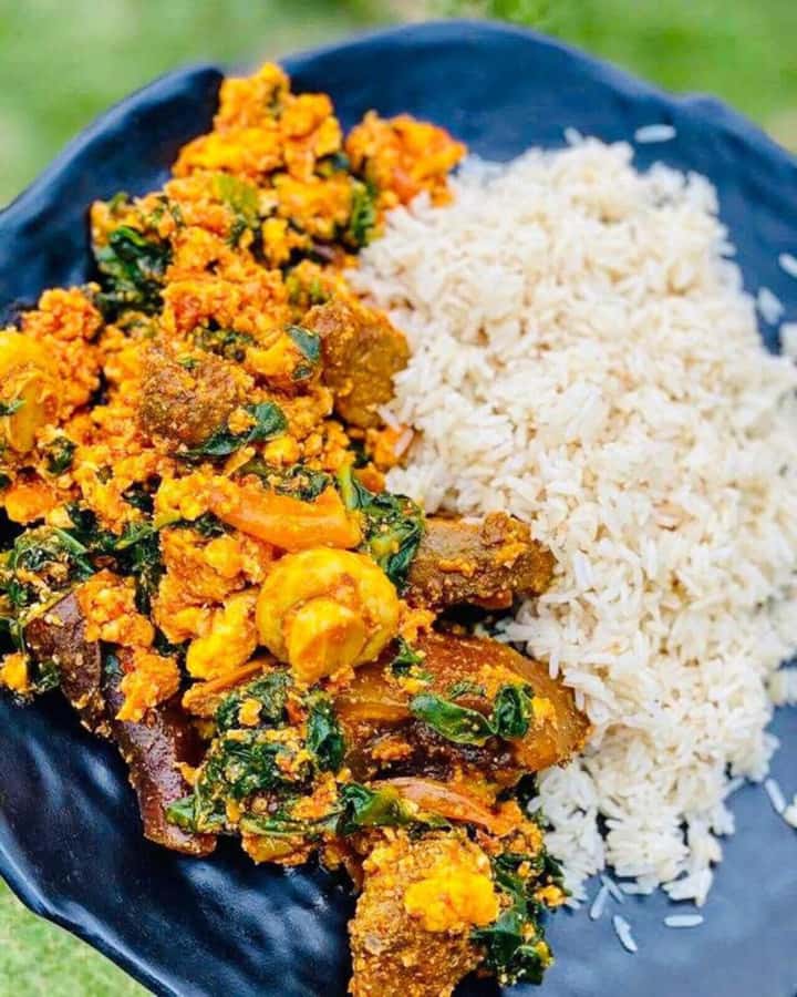 Local Ghanaian Food Tasting Tour - Walking through Makola Market